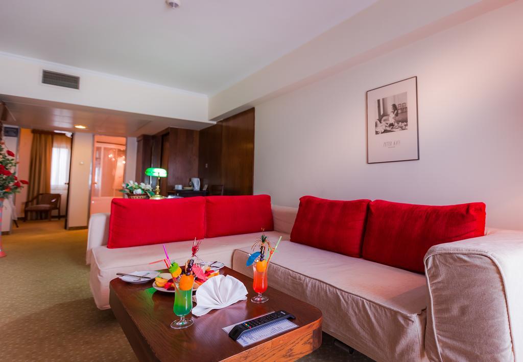 Derici Hotel Кушадасъ Екстериор снимка
